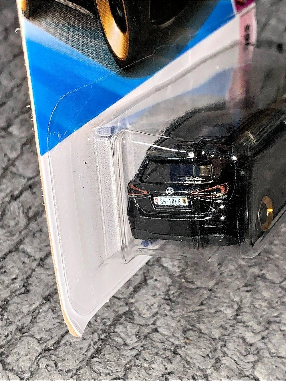 Hot Wheels '19 Mercedes-Benz A-Class Black & Gold - Picture 4 of 7